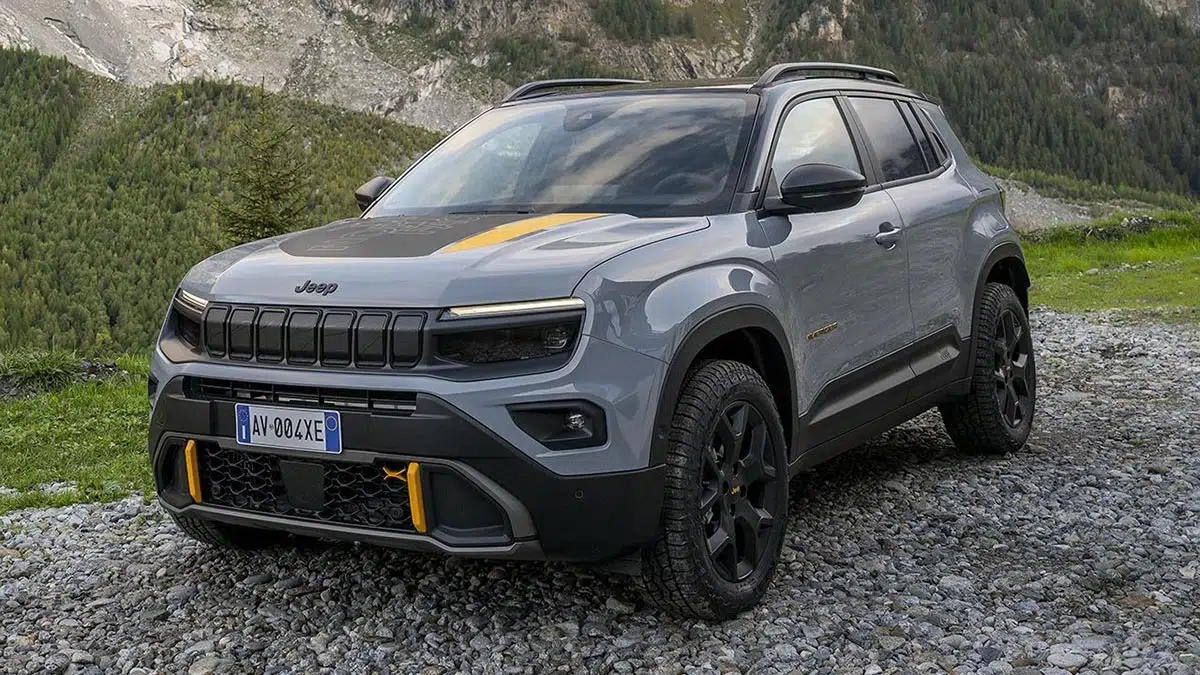 Vista frontal del Jeep Avenger e-Hybrid, SUV urbano híbrido con diseño robusto y faros LED.