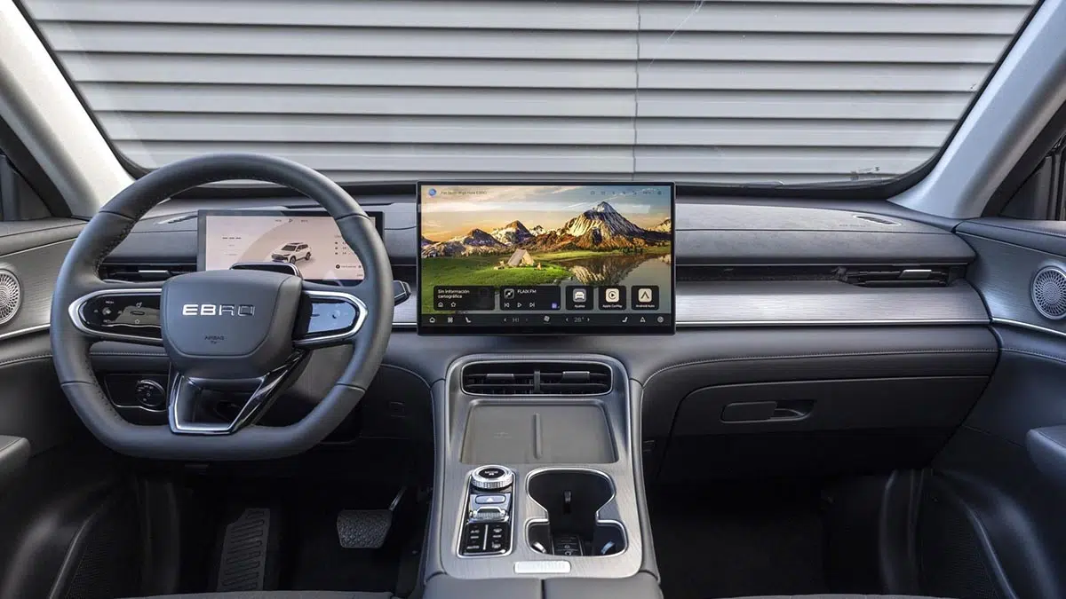 Interior del Ebro S800 PHEV con pantalla táctil de 15,6 pulgadas y cuadro de instrumentos digital de 10,25 pulgadas
